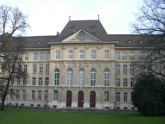 駅前にあるこの建物何だと思います？実はこれ学校です。近くで見たら中で授業していました。