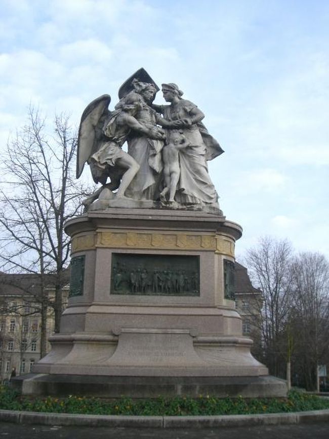 トラム乗り場近くにある像です。何を表わしているのかはわかりません。