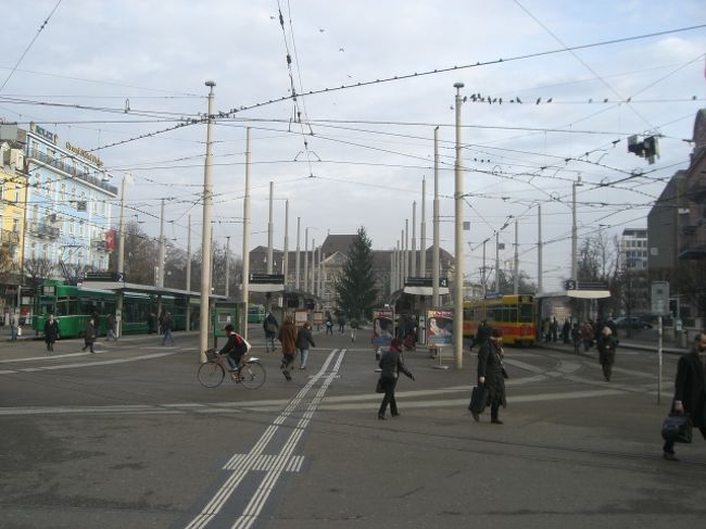 バーゼルのトラム乗り場です。奥にバーゼル駅が見えています。