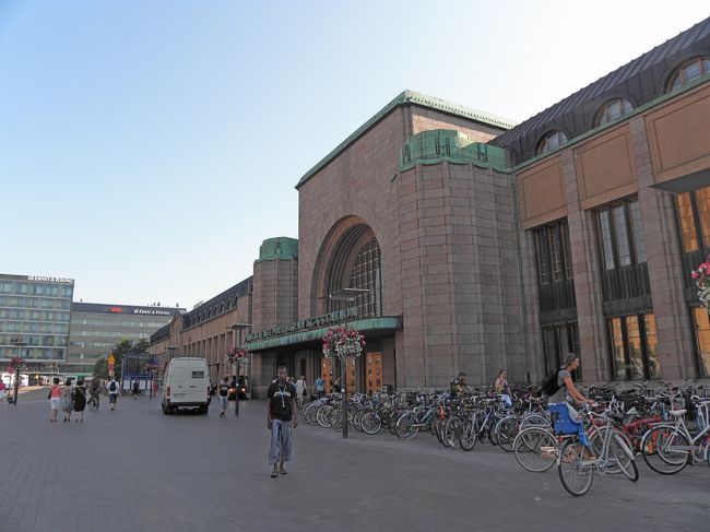 ヘルシンキには2008年12月以来，13回目の訪問．一人ならまずAkateeminen書店にいったり，郊外に行くのだが後輩がいるし，たった5.5時間の滞在なので名所見物をしようかなとおもう．