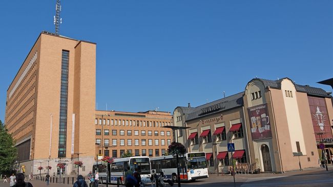 久しぶりのヘルシンキは暑い！！朝なのにかんかん照り，25度以上ありそう．こんなくそ暑いヘルシンキも1999年以来だが，今年は最高気温がフィンランドで37度あったとか，この日のヘルシンキの最高気温29度．しかし体感的には35度くらいに感じる．ずっと10度台が大半のラップランドにいたせいだが．．郵便局