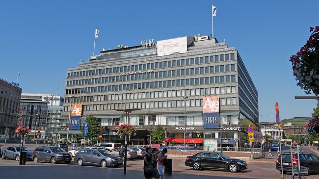 いつも御用達のSokos Vaakuna．今回同僚はHelsinkiは全てこのホテルに滞在．まずHSL（ヘルシンキ交通局）駅前営業所（地下鉄に入ったところにある．そこでMatkailijalippu(ツーリストチケット）一日券6.8ユーロとLinjakartta（交通案内図）2010版（無料）をゲットする．