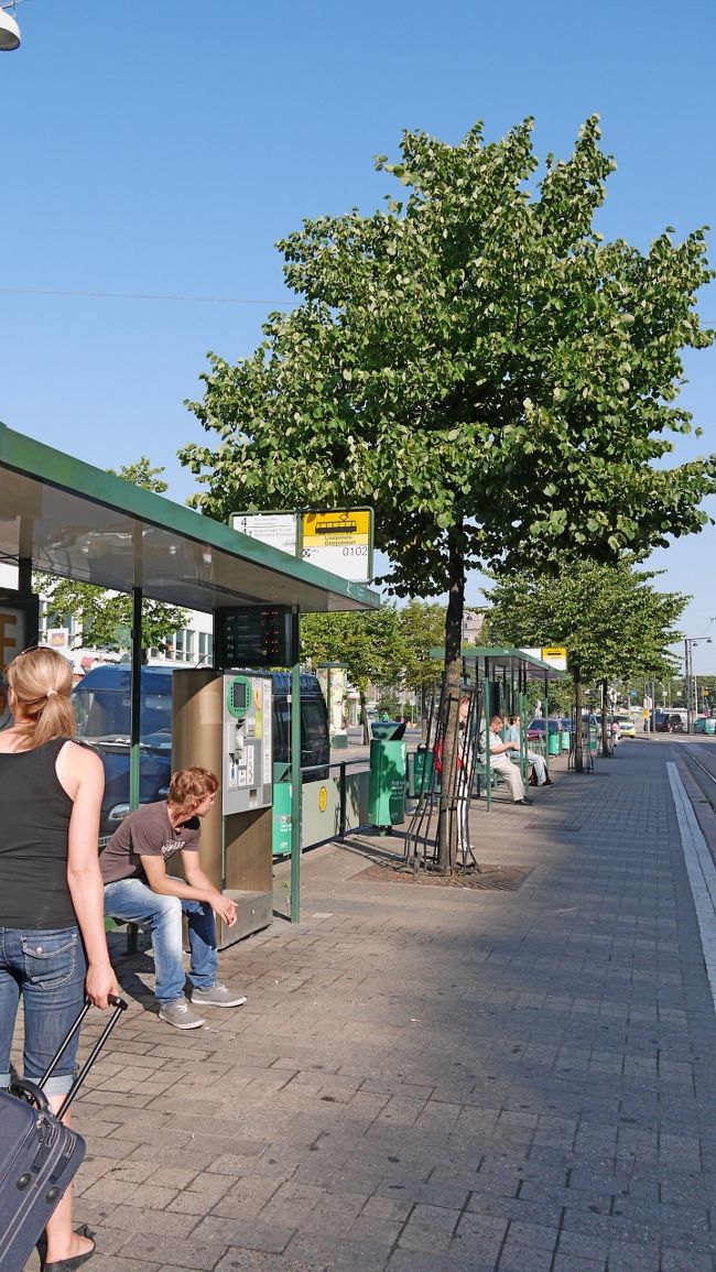 まあ一番ヘルシンキを知るにはRaitiovaunu（トラム）に乗るのがいい．一般的には南の循環線3B,3Tに乗るのだが，ここはPasilaまで行く7Bで一周しっよう．Pasilaの先（今回はうまく写真撮れなかった）でビルの柱の中を通るのを見えるのがおもしろいからだ．http://4travel.jp/traveler/suomita/pict/14191718/（中を通るのなら反対回りの7Aのほうがいい）