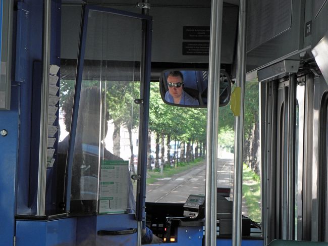 Sornainenをすぎると，Pasillaの手前までMakelankatu(マケラン通り）は道を隔てた並木の中の専用軌道を通る．