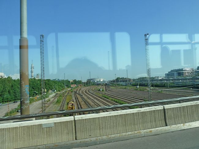 ガード下の線路，ここから北に曲がりビルの間を縫って通るおもしろいところだが，結構込んでいたため写真は撮れなかった．しかしここがあるから7A,7Bはおもしろい．（7Aの方がおもしろいと思う）