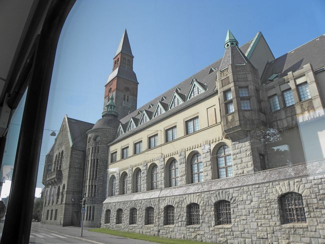 国立博の前，長い間修理していた