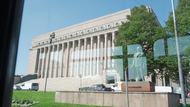 国会議事堂．これで一周，所要57分．初めて来た人にはやはりトラムで一周してもらうのが，ヘルシンキをよく知ってもらうにはいいと思う．