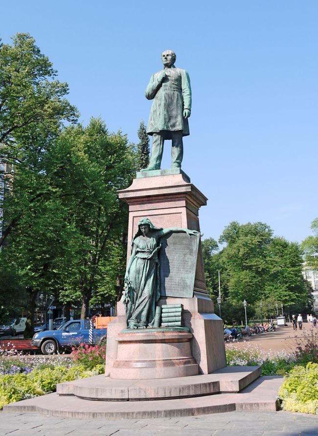 国民詩人Johan Ludwig Runeberg像．スウェーデン系の人だが，国民運動の一翼は上流知識階級のスウェーデン系の人がになった．Vart Land（スウェーデン語我らの地）というフィンランド国家の作詞者．フィンランド語でMaammeという．とても清浄ないい国歌だ．