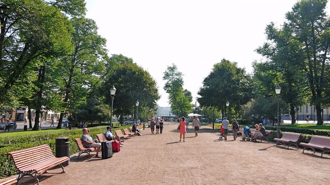 広場をずっと行く