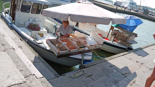 この暑い中，魚の切り身を売っている．たぶん塩漬けだが