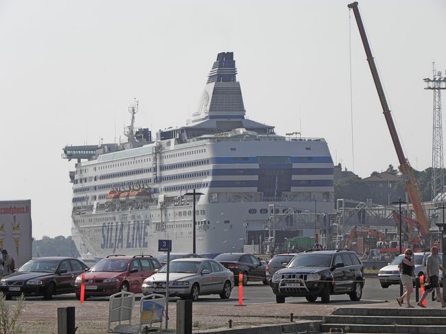 向こうにSiljaライン．ストックホルムまでの夜行便．0930についたところか．私のTurku大学の助教の友人は夏休みなどこの中でアルバイトする