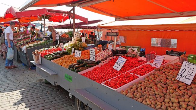 トマトやら大きなキュウリやら．．トマトは細長いトマト