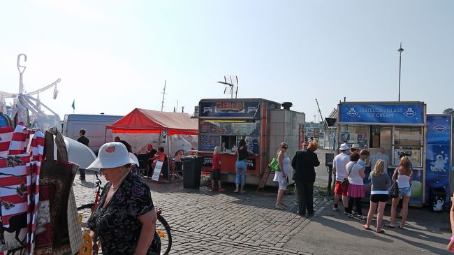 暑いのでJaateloa（アイスクリーム）には列をなす