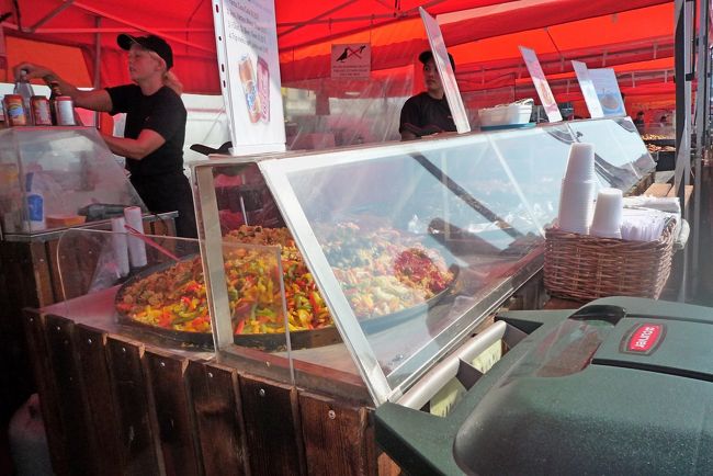 1040　さすがにおなかがすいた．朝は夜行列車の中で残り物のパンを食べただけ．パエリアにするかな．