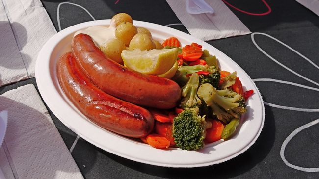 結局後で食事をしよう（結局しなかったが）ということで12ユーロのソーセージと?ビール（ライトビール，レギュラーは?．2.7％，カウパットリでは低濃度のこのビール以外はアルコール販売禁止）で軽く三人で分けて食べる．