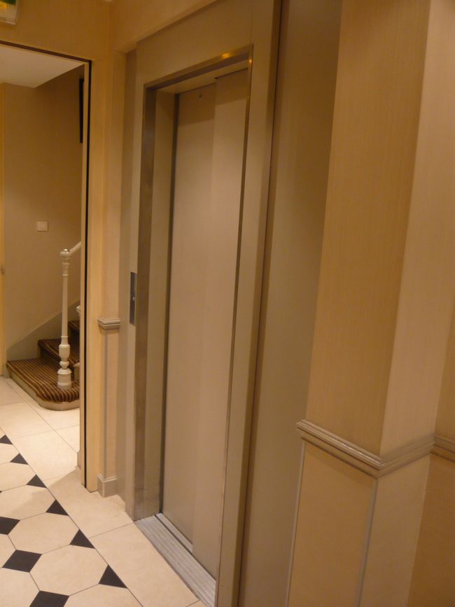 狭いですがエレベーターがあります。