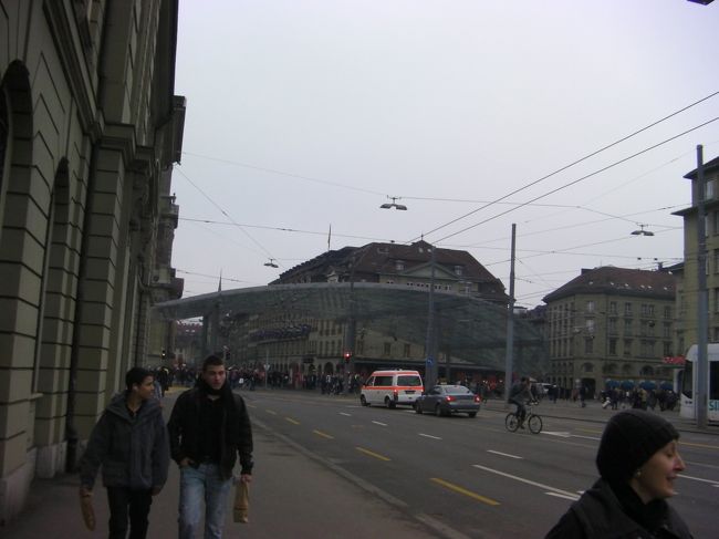 バーゼルから1時間の列車の旅を経て、ヨーロッパ一美しい緑と花の都とされるベルン（スイスの首都）に到着しました。