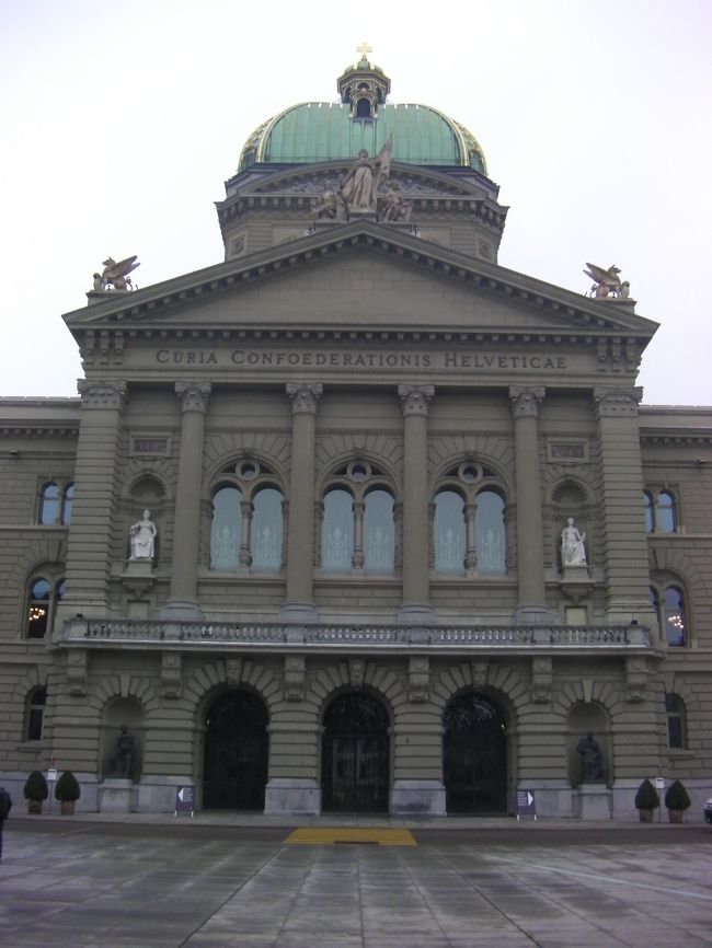 牢獄塔を右に曲がると連邦議会議事堂があります。<br />