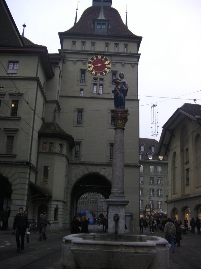 ベルン駅前の道を進むとこの牢獄塔が見えてきます。