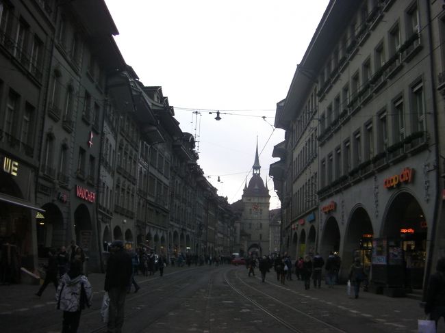 このベルンの旧市街地はユネスコの世界文化遺産に登録されています。つまり町全体が世界遺産なのです。それゆえ建物の屋根は赤茶けた色の瓦屋根にしないといけない等の決まりがあるそうです。