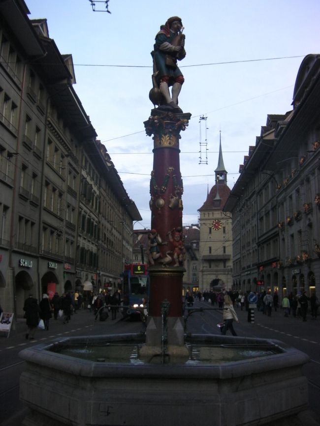 アーケードを進むと所々にこのような水飲み場があります。この水は実際に飲めるらしいです。自分はなんかあたりそうで飲みませんでしたが・・・