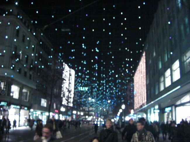 首都ベルンから戻りﾁｭｰﾘｯﾋ2日目の夜の光景です。