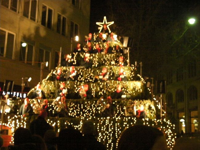 前日には見ることができなかった地元オーケストラによるクリスマスライブです。クリスマスツリーをかたどったステージで「ジングルベル」や「きよしこの夜」などのクリスマス定番の曲を演奏し盛り上がりました。（後編に続く・・・）