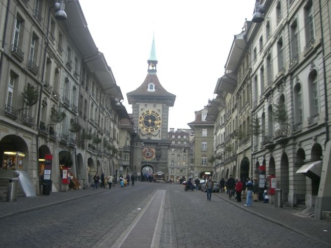 再びアーケードに戻り進んでいくと時計塔が見えてきます。