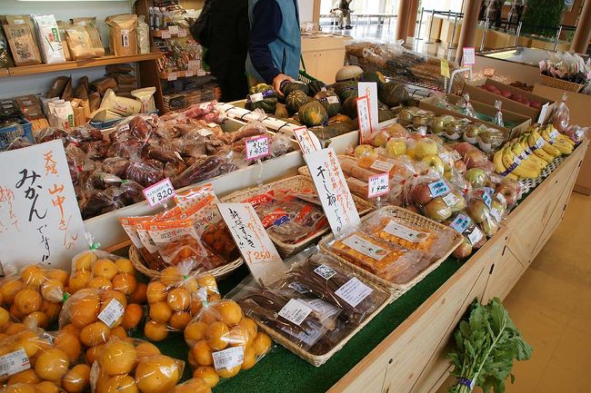 ●つげの畑 高原屋＠道の駅針テラス<br /><br />みかんにバナナ、りんご…と果物を中心に色んなものが売られています。