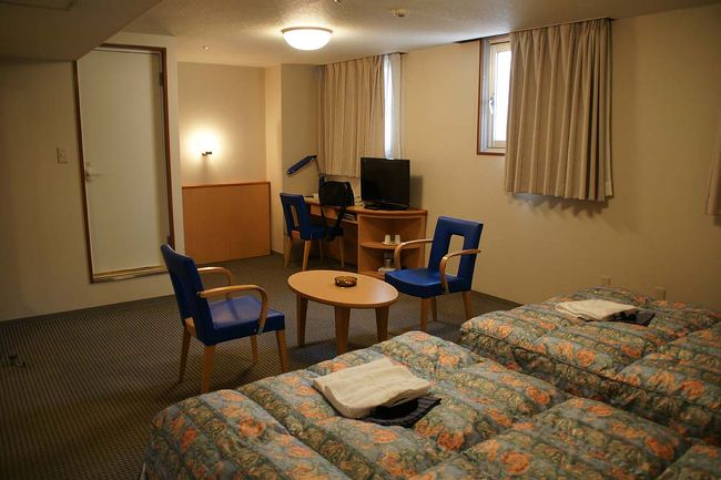●名古屋クラウンホテル<br /><br />結構広いツインルームでした。<br />トリプル用の部屋なのでしょうか？？？