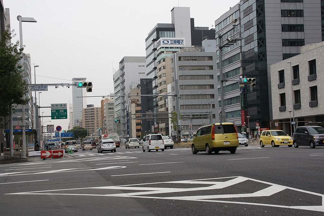 ●広小路伏見交差点<br /><br />宿泊先の名古屋クラウンホテルから、繁華街の栄に向かう途中です。<br />大きな交差点です。<br />この広小路通りは、名古屋のメイン通りのようです。