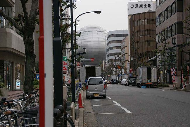 ●名古屋市科学館<br /><br />広小路沿いを歩いていると、丸い変わった建物がありました。<br />科学館のようで、プラネタリウムのようです。<br /><br />名古屋市科学館HP<br />http://www.ncsm.city.nagoya.jp/index.htm