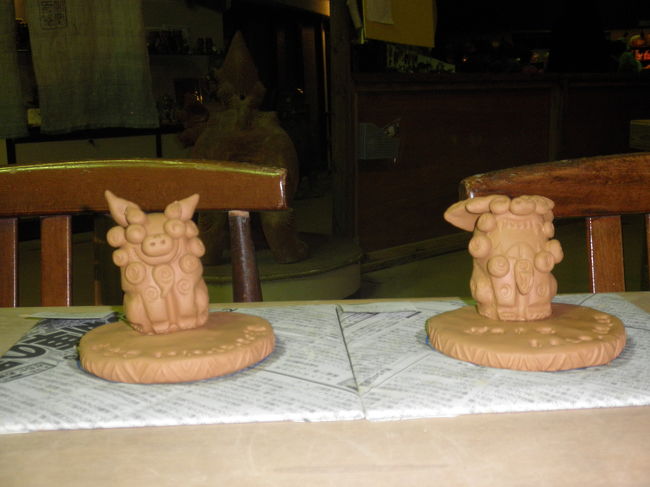 早速目的のシーサー作り体験です。<br /><br />小さいシーサーにしました。<br />所要時間60分の一体2000円です。<br />送料は一ヵ所1500円です。<br /><br />見本を自分で選んで、それを見ながら作ります。<br />教えてくれる方がいらっしゃるので安心してできますよ★<br /><br />手びねりなので、割れないように注意しながら…<br />作り始める事1時間…<br />完成！<br />右側が母作、左側が私が作ったものです。<br />口が開いているのが雄のシーサーだそうです。<br /><br />我が家に届くのは1か月後くらいらしいので、楽しみです♪<br />