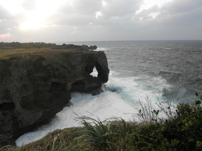 万座毛へやってきました！<br />琉球村から近かったです。<br /><br />本当はサンセットを見る予定だったのですが…<br />生憎の天気で…というか、ものすごい風で寒くて（笑）<br /><br />ちゃちゃっと写真を撮って、ホテルへ向かいます。<br />