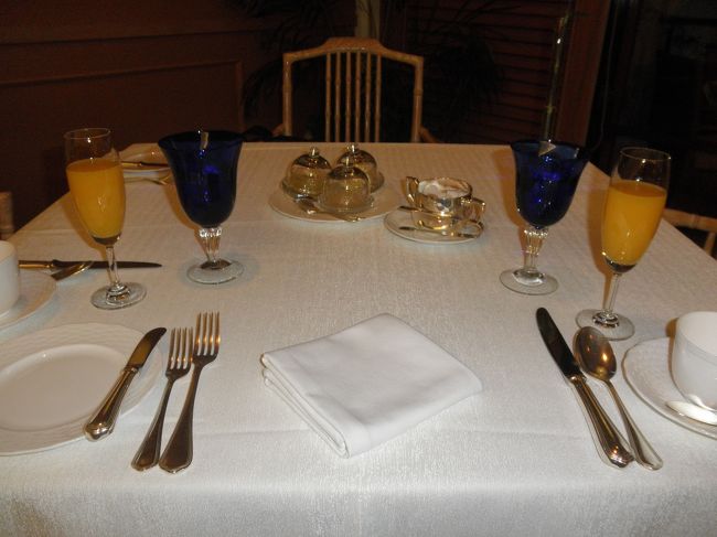 2日目の朝です。<br />この日もなんだか天気悪いな〜<br /><br />朝ご飯はなぜかこの日だけは3会場から選択できました。<br />バイキングのラティーダ、和食の真南風、洋食のファヌアン。<br />私たちはこの日しか食べれない（笑）ファヌアンにしました。<br /><br />テラスでも食べられるようですが…<br />寒くて断ったら、一番窓側の景色が見える席へ案内されました。<br /><br />