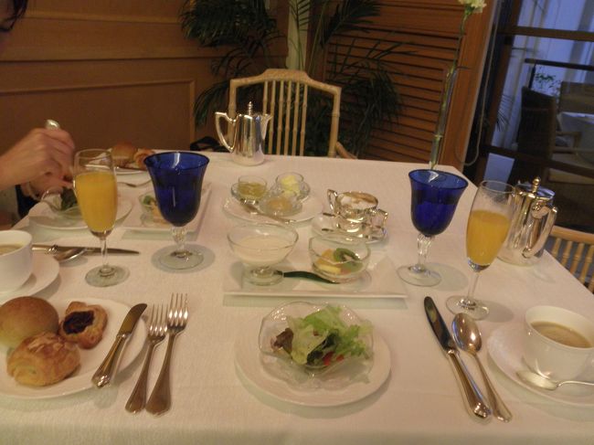 サラダ、フルーツ、ヨーグルト、オレンジジュース。<br />パンは7種類くらい持ってきてくれます。<br />その中から選びました。<br />私は紅芋のデニッシュとチョコのデニッシュとあともう一つは忘れちゃったんですが…；<br />紅芋のデニッシュ、特に美味しかったです！！<br /><br />パンは言えば追加で貰えると思いますが、忙しそうにしていたので言えず（笑）