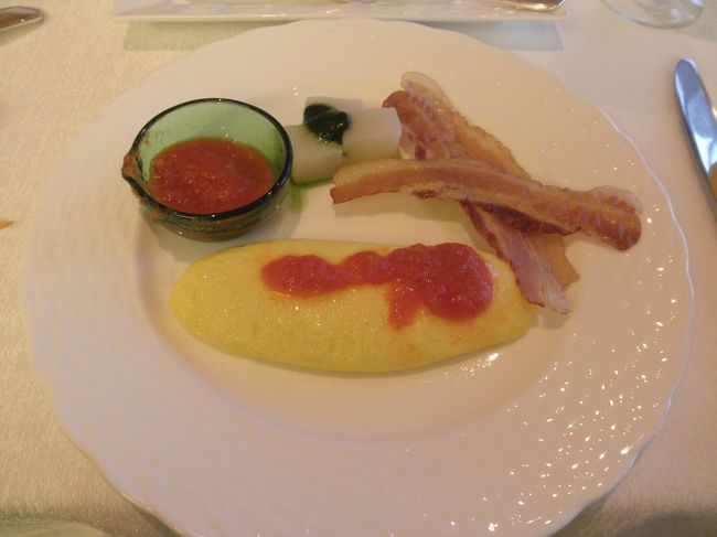 卵料理は選べました。<br />たしかオムレツか目玉焼きか、スクランブル、あとはエッグベネディクトだったと思います。<br />あとはソーセージかベーコンかハムを選べます。<br />私はオムレツをカリカリベーコンにしました。<br /><br />オムレツ、フワフワで美味しかった〜☆