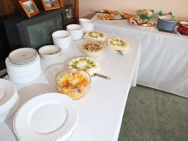 毎週月曜日は夜中の３時ごろからツアー客の為にこうして準備されているそうです。<br />さすがホームパーティーに慣れていらっしゃる！<br />とはいえ、この人数分はすごいです！<br />ご家族の協力があってこそですね。<br />