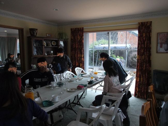 約３０名が２部屋のリビングに分かれてランチをいただきました。<br />他の部屋から庭まですべて見学＆写真ＯＫで驚きました。<br />とても素敵なお宅で、みなさん「羨ましいわ〜」と溜息ばかりでした。