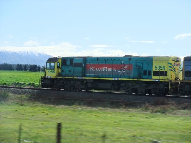 １３時　マウントクックへ出発。約３４０km、５時間位の予定<br />信号はもう無い地区で、列車を見かけるのも珍しいようです。<br />