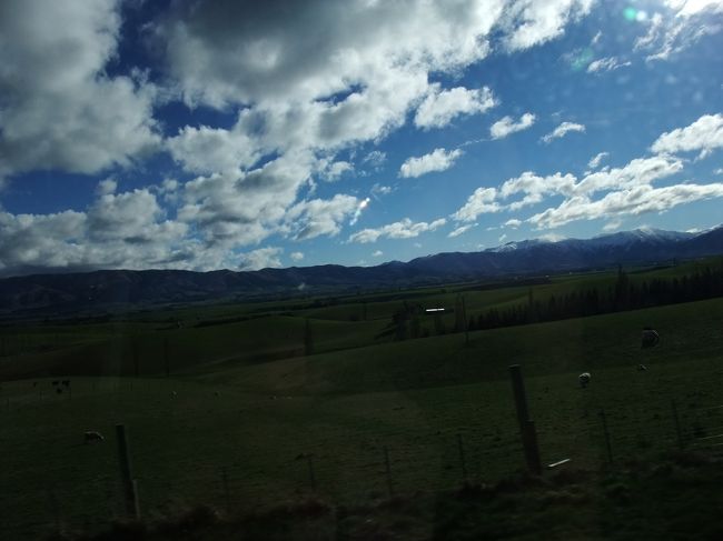 車窓から<br />移動時間が長くても、自然がいっぱいの綺麗な景色なので飽きません。<br />もちろんお休みタイムもありますが（笑）