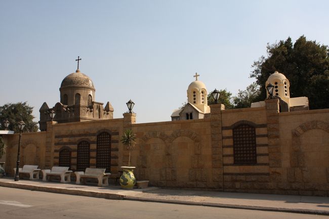 マル・ギルギス通りの左側には壁が続きます。<br /><br />壁の向こうには屋根のてっぺんに十字架を掲げた建物のようなものが見えます。<br /><br />ガイドブックを見ると、この辺り一帯は“キリスト教徒（ギリシャ正教）の墓地”。<br /><br />そういえばギリシャっぽいドームの形をしていますね。