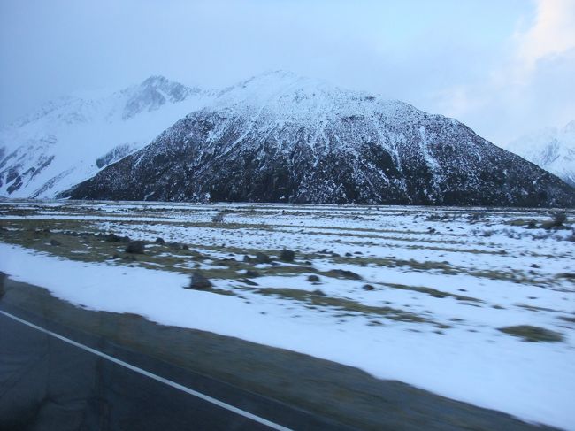 ユネスコの世界遺産に登録されている国立公園の中あるマウントクックビレッジに入りました。<br />この時期に雪が降るのは珍しいそうです。