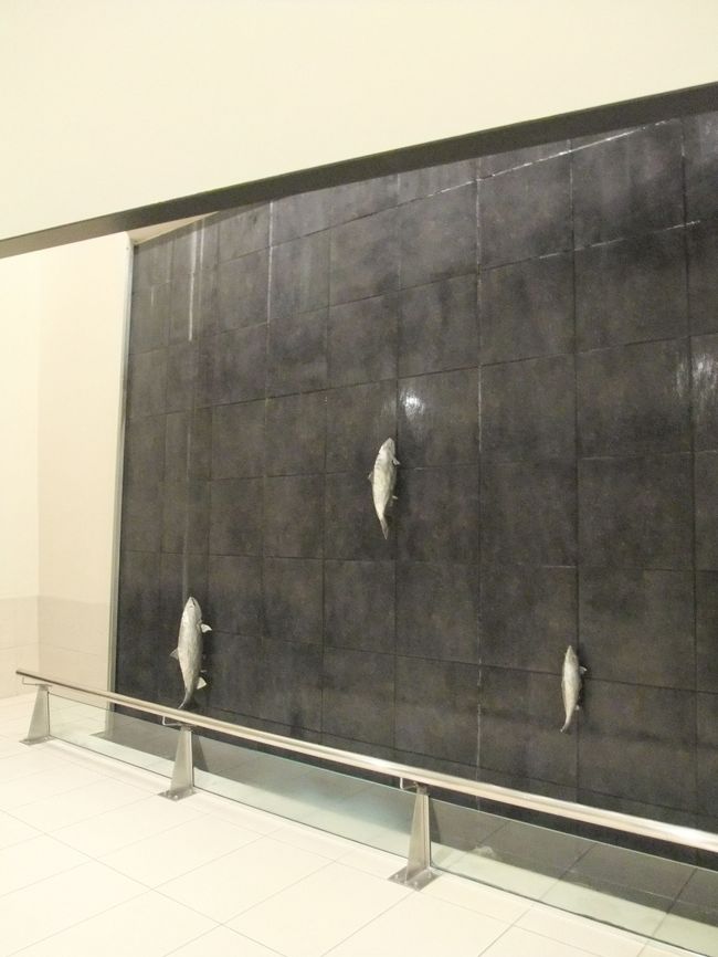 シャケのオブジェ<br />水が流れている川を上っています。<br />夜は水も止まっていました。