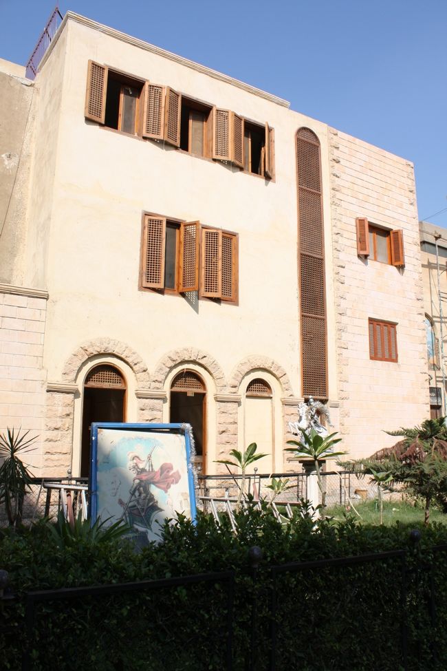 掘割の道はここオールドカイロにあるたくさんの寺院とつながっています。<br /><br />まず最初に現れたのが聖ジョージ女子修道院。<br /><br />聖ジョージの“ジョージ”とはカッパドキアの竜退治伝説で有名なキリスト教の聖人ゲオルギウスの英語読みです。<br /><br />この修道院の庭にも聖ゲオルギウスの絵や像が飾ってあり、いまだ信仰が篤い様子が見て取れます。<br /><br />先ほどの、偶像を描くことすら認めないイスラム教の世界から一転して、偶像があふれるキリスト教の世界になってしまいました。<br /><br />そんな信仰形式が１８０度違うような宗教が共存しているのは、エジプトは憲法で信教の自由を保障しているとはいえ、やはり大変なことなのだと感じます。<br /><br /><br />・・・この聖ジョージ女子修道院は今も関係者が使っているようで、内部は見学できなそうな雰囲気だったので、外観の写真だけ撮ってあとにします。