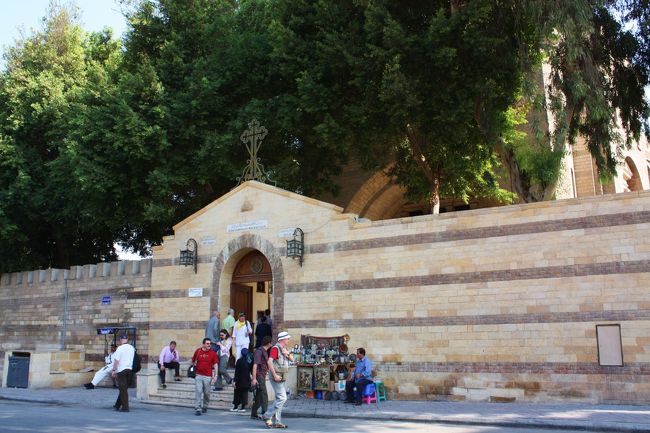 掘割の道ではほかに聖バーバラ教会やベン・エズラ・シナゴーグ（ユダヤ教の会堂）を巡って、マル・ギルギス通りに戻ってきました。<br /><br />ちなみにベン・エズラ・シナゴーグではツーリストポリスに荷物検査をされ、そのときに見つけられたボールペンを要求されました。<br />噂に聞いていた通りの悪徳ツーリストポリスに出会えてちょっと感激したりして（笑）思わずボールペンを渡してしまいました。<br /><br />みなさんは真似せずこういう悪い奴らには要求されても何も渡さないようにしましょう。<br />案外気が弱そうで断固とした態度で臨めば断れると思います。<br /><br />さて、次はこの通りや駅の名前にもなっている聖ジョージ教会（マル・ギルギス教会）へ向かいます。