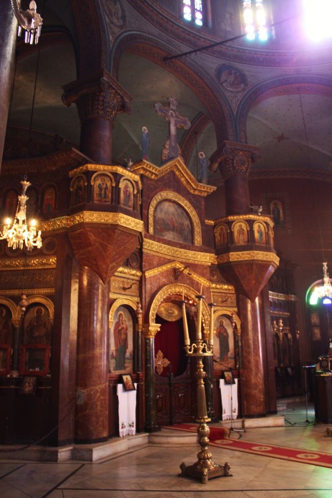 いかにもキリスト教という感じの、イエスやマリア、聖人の像が描かれた祭壇です。<br /><br />まるでヨーロッパのどこかの国のようで、ここがカイロであることを忘れてしまいそうです。