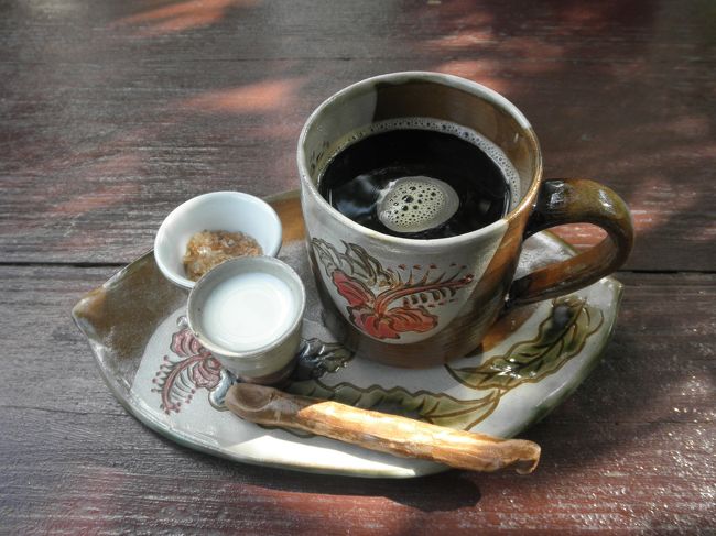 天気がよいのでテラスで頂きます！<br />私たちの他にもお客さんがいらしていましたが、皆さんテラスでした♪<br />大自然のなか頂きます☆<br /><br />まずはチコリーコーヒー。<br /><br />普段から砂糖は入れずブラックで飲む私ですが…<br />これは普段砂糖を入れて飲む方でも、入れずに飲めるくらい少し甘みがあるように思います☆<br />