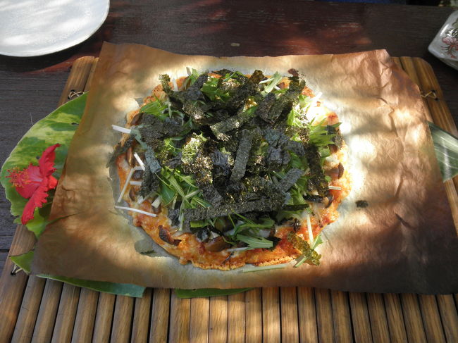 こちらはキノコのピザ。<br />これ、おいしかった〜★<br />我が家では最近ピザブームで、ホームベーカリーでピザを作るんです。<br /><br />キノコ、使える！！って母と話してました（笑）