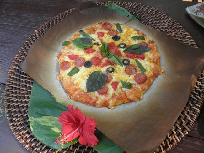 続いて…<br />オリジナルピザ！<br />オーソドックスにサラミとたくさんのチーズが乗っています。<br />これも美味しかった♪<br /><br />ほかにゴーヤピザがありましたが…冒険できませんでした…<br />せっかくだからゴーヤ食べてみればよかったかなぁ。といまさら後悔。<br /><br />ちなみに…女性2人で小さいサイズ2枚でお腹いっぱいになりました！